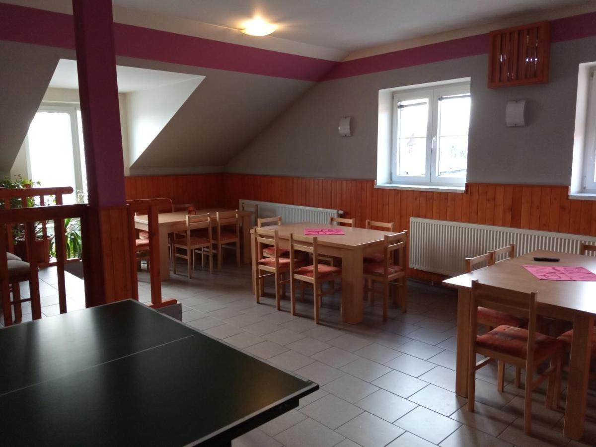 Penzion & Ubytovani Chrast  Luaran gambar